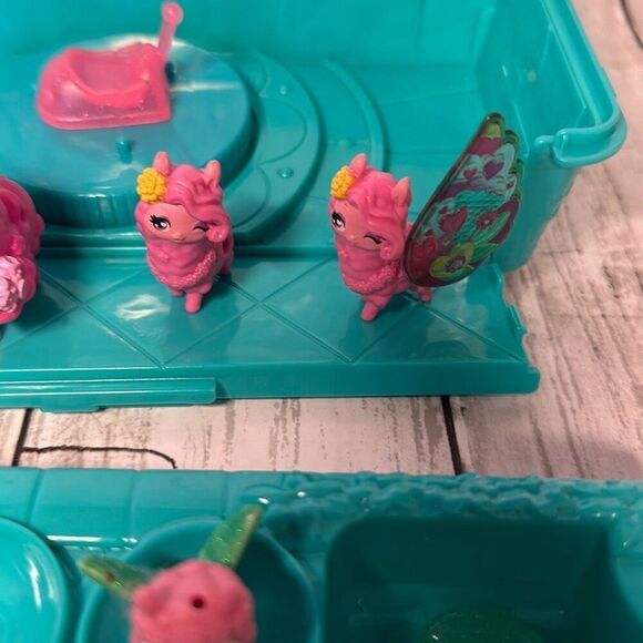 Hatchimals Colleggtibles Rainbow-cation llama Family with Case Spin Master - Picture 5 of 10